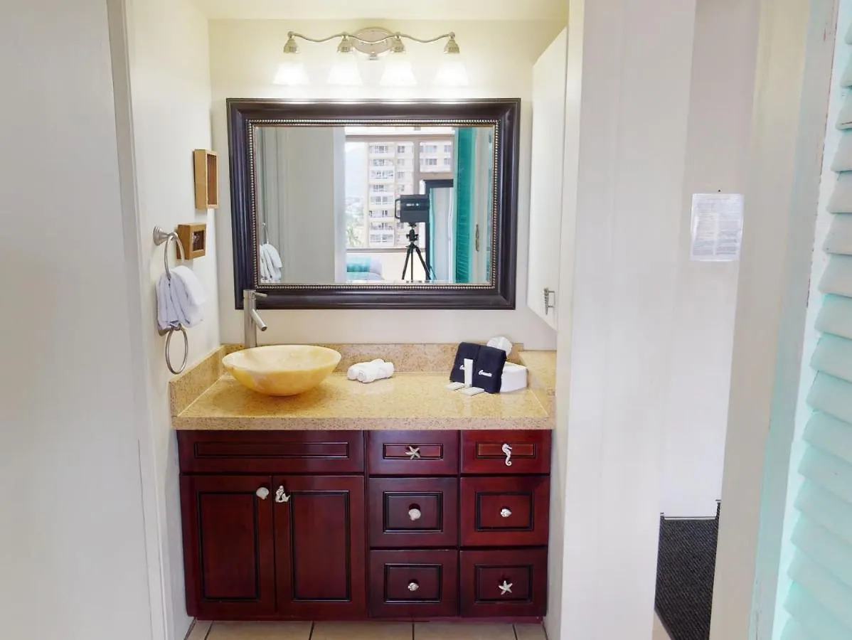 Deluxe Studio Condos Near Waikiki Beach - Free Parking & Outdoor Pool Honolulu