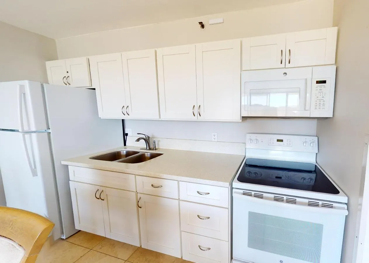 Deluxe Studio Condos Near Waikiki Beach - Free Parking & Outdoor Pool Honolulu
