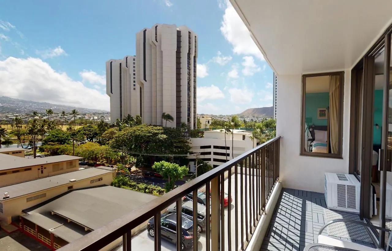 Deluxe Studio Condos Near Waikiki Beach - Free Parking & Outdoor Pool Honolulu USA