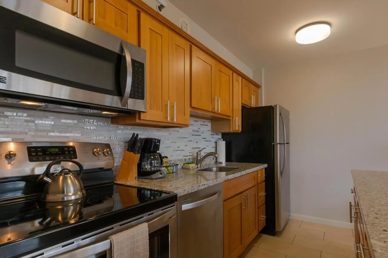Deluxe Studio Condos Near Waikiki Beach - Free Parking & Outdoor Pool Honolulu