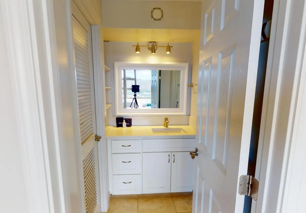 Deluxe Studio Condos Near Waikiki Beach - Free Parking & Outdoor Pool Honolulu