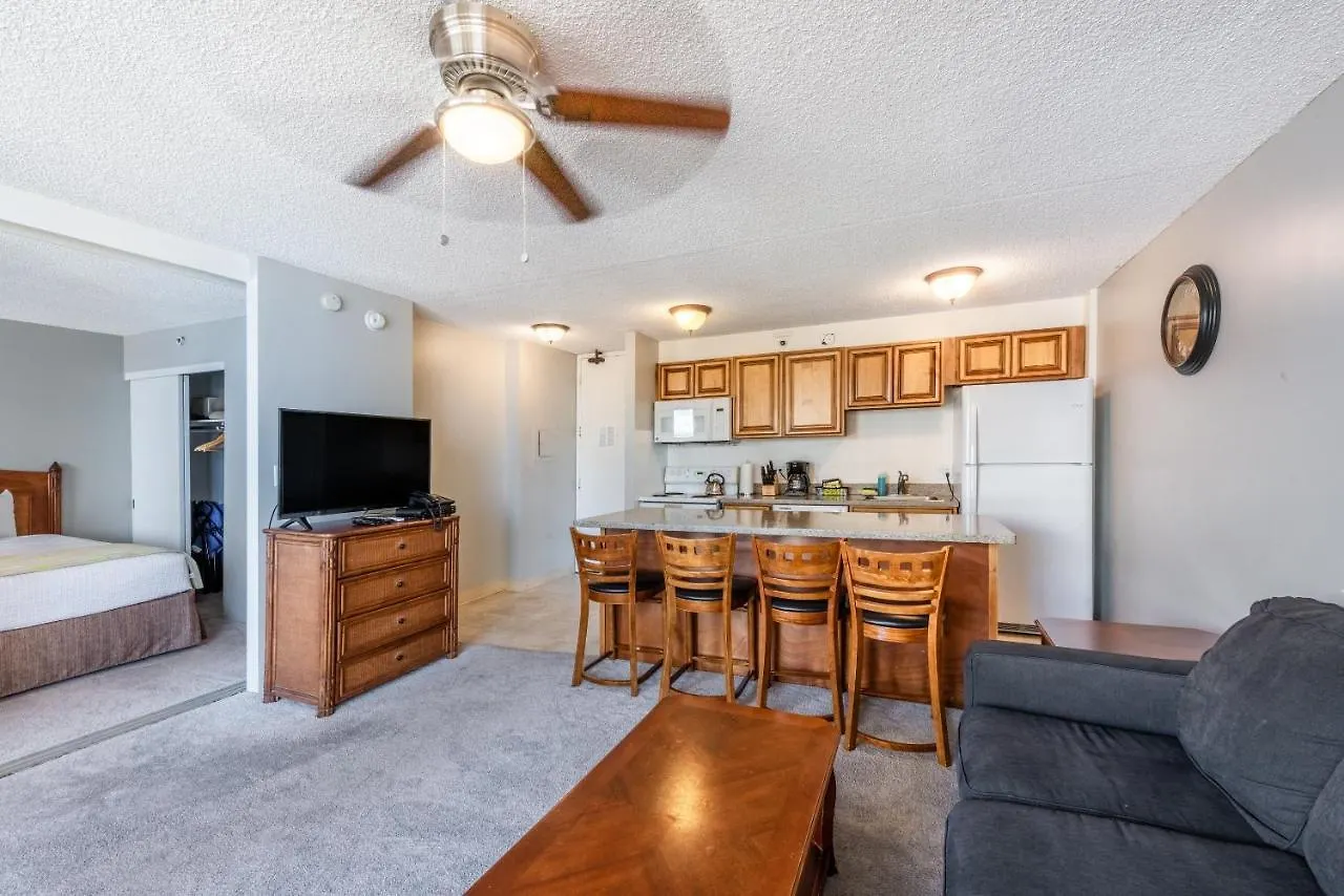 Deluxe Studio Condos Near Waikiki Beach - Free Parking & Outdoor Pool Honolulu